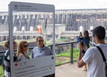 Visitantes no Mirante Central da Itaipu. Foto: Kiko Sierich/PTI