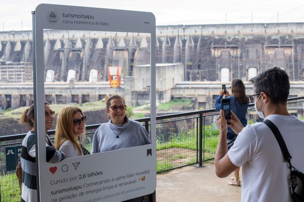 Visitantes no Mirante Central da Itaipu. Foto: Kiko Sierich/PTI