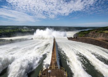 Vertedouro da Itaipu com duas calhas abertas. Fotos:  Rafa Kondlatsch | Itaipu Binacional