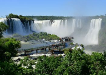 Visitantes nas Cataratas do Iguaçu Foto: Cristian Lara/Divulgação