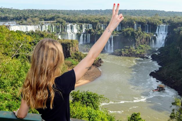 Visitante nas Cataratas do Iguaçu. Foto: Christian Rizzi/Divulgação