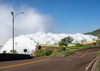 Vertedouro da Itaipu aberto. Foto:  Rafael Kondlatsch/Itaipu
