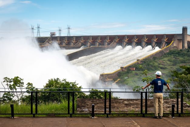 Vertedouro da Itaipu aberto. Foto: Rubens Fraulini.