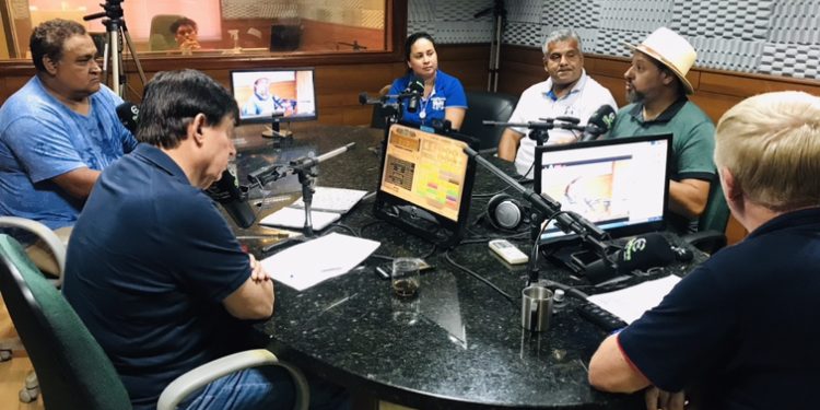Presidente Juca Rodrigues anunciando a realização do Carnaval da Saudade na Rua Marechal Floriano, na Rádio Cultura, no dia 19 de janeiro. Foto: Rádio Cultura