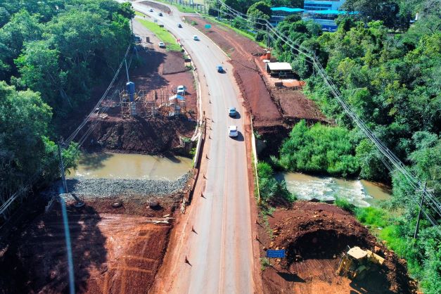 Passa-fauna localizada no km 2+940, conectando dois fragmentos da margem esquerda do Rio Tamanduá. Fotos: DER