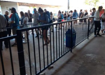 Filas na aduana brasileira da Ponte Tancredo Neves. Fotos: Cris Loose