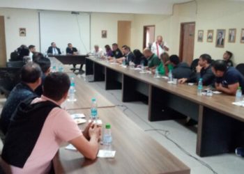 Reunião para discutir uma solução contra golpes a turistas. Foto: divulgação