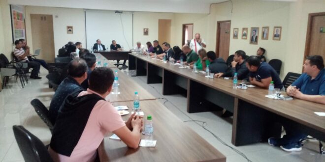 Reunião para discutir uma solução contra golpes a turistas. Foto: divulgação