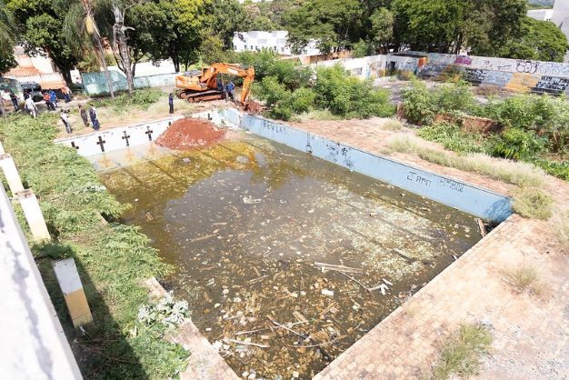 Piscina está sendo aterrada. Foto: Thiago Dutra/PMFI
