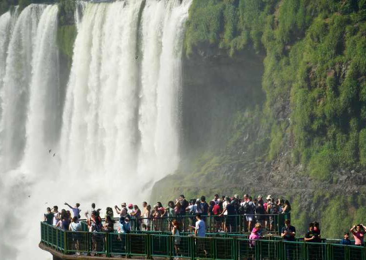 Visitantes nas Cataratas do Iguaçu. Foto: Edison Emerson #FotoEquipeCataratas