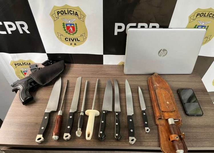 Facas encontradas na casa do menor. Foto: divulgação