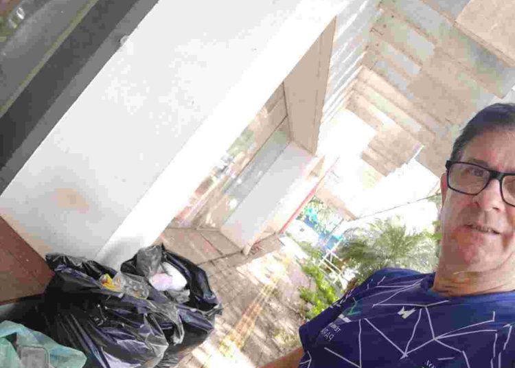 No sábado, Cidionir recolheu dois sacos de cem litros de lixo, em pleno centro de Foz do Iguaçu. Foto: cortesia