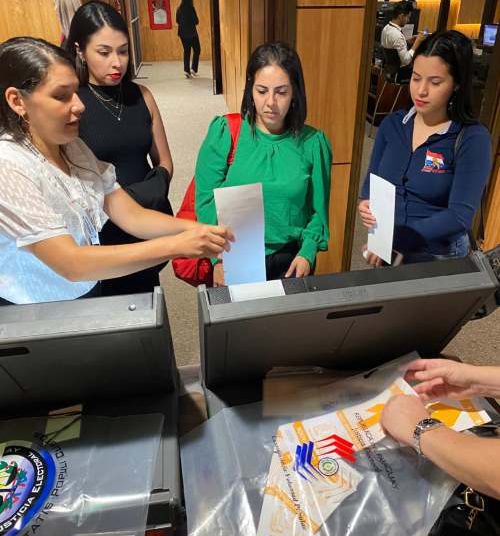 Treinamento para o uso de urnas eletrônicas em Ciudad del Este. Foto: divulgação