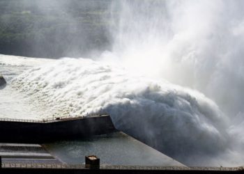 Vazão equivalente à das Cataratas do Iguaçu passa por uma das calhas dos vertedouro. Fotos: Rafa Kondlatsch/Itaipu Binacional