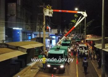 Retirada de cabos aéreos de eletricidade, no sábado (06). Foto: ANDE