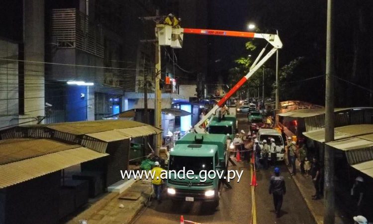 Retirada de cabos aéreos de eletricidade, no sábado (06). Foto: ANDE