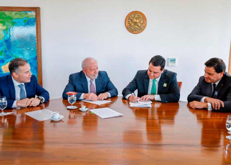 O governador Carlos Massa Ratinho Junior assinou na quarta-feira (03), em Brasília, em encontro com o presidente Luiz Inácio Lula da Silva e o ministro dos Transportes, Renan Filho, o documento que delega as rodovias estaduais do Paraná ao governo federal para a realização da nova concessão à iniciativa privada. É o maior projeto rodoviário em andamento no País.
Foto: Ricardo Stuckert/PR