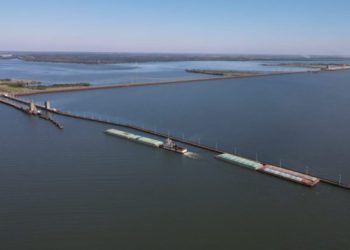 Barcaças transportando a safra de grãos do Paraguai navegando pelo Rio Paraná. Foto: Agência IP