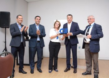 Fábio Prado recebe a homenagem. Foto: UDC/Divulgação