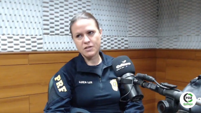 Luiza Fux em entrevista à Rádio Cultura. Foto: captação de vídeo
