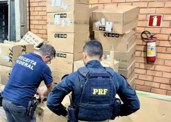 Momento da apreensão de 2,5 toneladas de celulares. Foto: PRF/Divulgação
