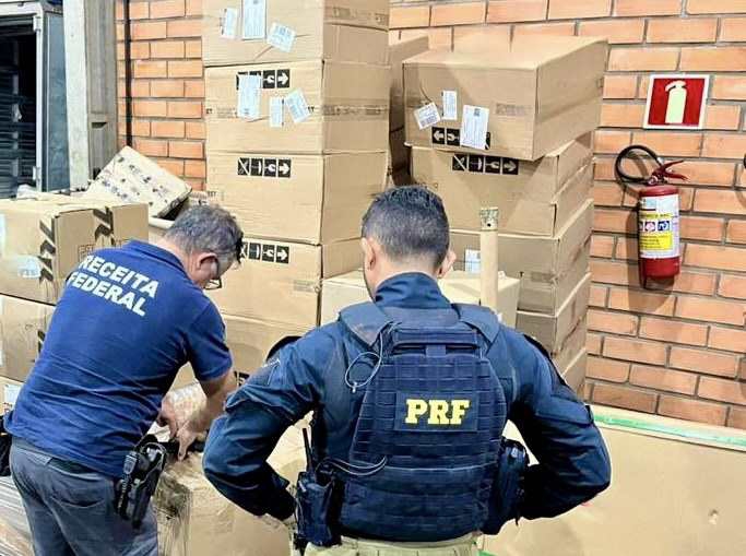 Momento da apreensão de 2,5 toneladas de celulares. Foto: PRF/Divulgação