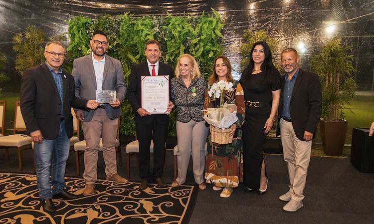 “Hoje são homens feitos, casados, têm filhos, netos. Isso me trouxe uma realização de tudo que fiz em Foz do Iguaçu". Foto: CMFI/divulgação
