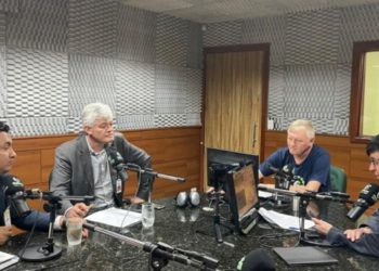 Da esquerda para a direita: Yuri Benites, diretor de Turismo do Parque Tecnológico Itaipu (PTI), Carboni, e os radialistas Nélio Sander e Nelso Rodrigues. Foto: Rádio Cultura de Foz do Iguaçu.