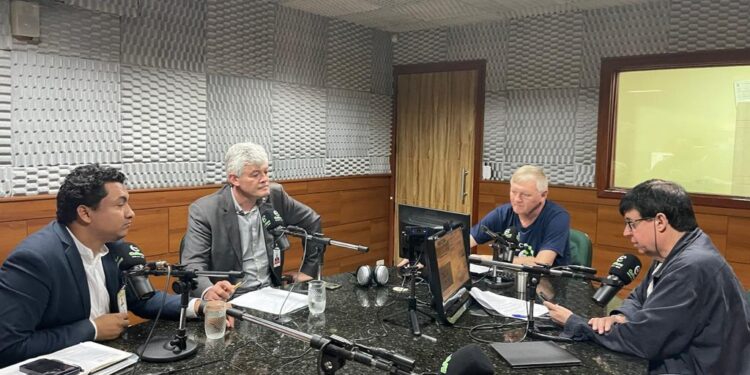 Da esquerda para a direita: Yuri Benites, diretor de Turismo do Parque Tecnológico Itaipu (PTI), Carboni, e os radialistas Nélio Sander e Nelso Rodrigues. Foto: Rádio Cultura de Foz do Iguaçu.