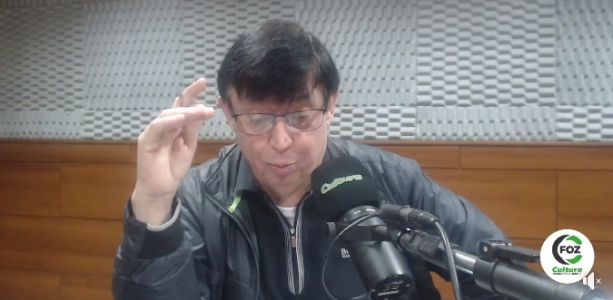 Nelso Rodrigues, âncora do programa Contraponto, da Rádio Cultura. Foto: captação de vídeo