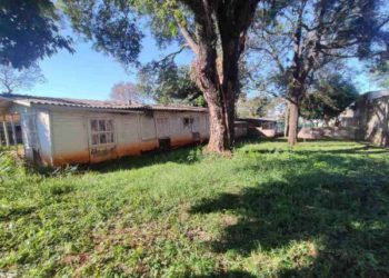 Esta casa, caindo aos pedaços, tem um lance inicial de R$ 922 mil, mas tem um terreno de 900 metros quadrados. Foto: divulgação/leiloeiro