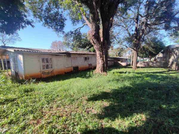 Esta casa, caindo aos pedaços, tem um lance inicial de R$ 922 mil, mas tem um terreno de 900 metros quadrados. Foto: divulgação/leiloeiro