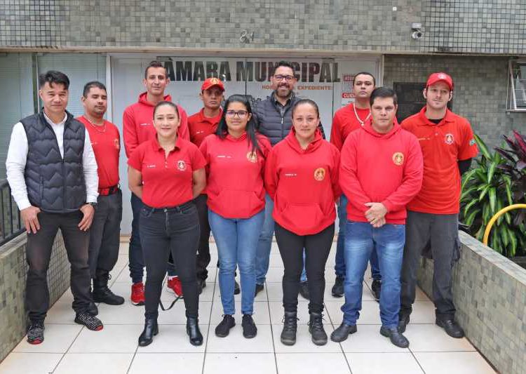 Representantes dos bombeiros civis se reuniram com o presidente da Câmara de Foz, João Morales (de jaqueta escura no centro da foto). Foto: Christian Rizzi/CMFI