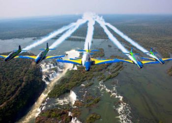Hoje é dia de ver a Esquadrilha da Fumaça nas Cataratas do Iguaçu, às 16 horas. Foto: divulgação