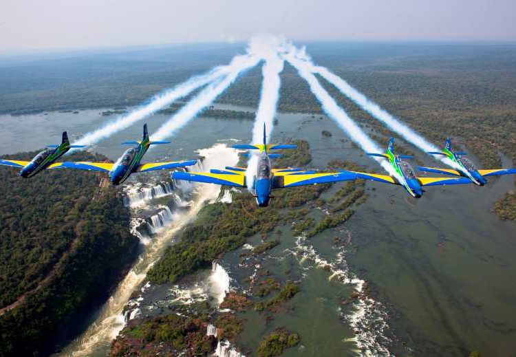 Hoje é dia de ver a Esquadrilha da Fumaça nas Cataratas do Iguaçu, às 16 horas. Foto: divulgação