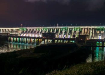 Usina de Itaipu iluminada. Foto ilustrativa: Rafa Kondlatsch/Itaipu Binacional