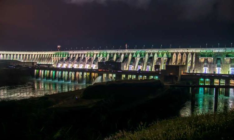 Usina de Itaipu iluminada. Foto ilustrativa: Rafa Kondlatsch/Itaipu Binacional
