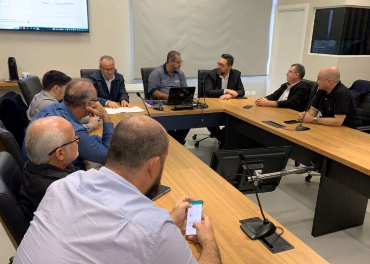 Reunião na Acifi. Foto: Christian Rizzi/CMFI