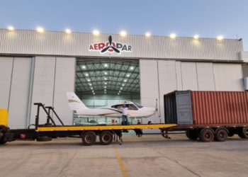Chegada dos aviões dentro de um container. Foto: Infonegocios