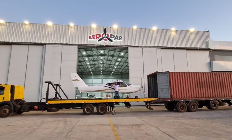 Chegada dos aviões dentro de um container. Foto: Infonegocios