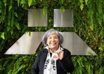 Aos 78 anos, ela voltou a trabalhar na usina. Foto: Rafa Kondlatch/ Itaipu Binacional