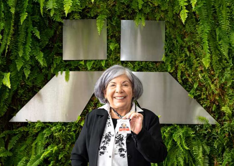 Aos 78 anos, ela voltou a trabalhar na usina. Foto: Rafa Kondlatch/ Itaipu Binacional
