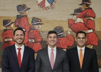 Santiago Peña entre  os designados Roberto Moreno (à esquerda) e Marco González. Foto @SantiPenaP.