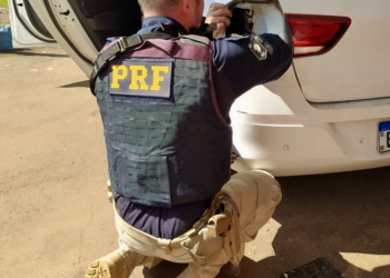 Cocaína sendo retirado veículo pela lanterna traseira quebrada. Foto: divulgação/PRF