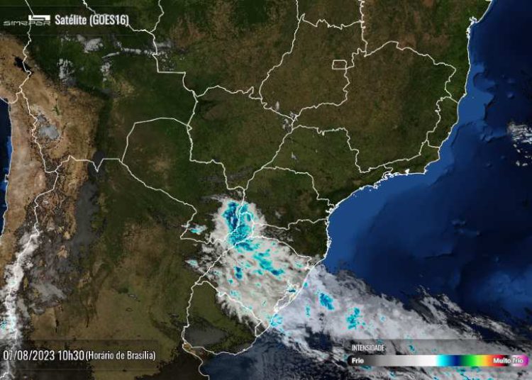 Imagem de satélite, divulgada hoje, mostra frente fria sobre a região de Foz do Iguaçu