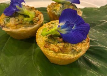 Quiche com folhas de peixinho da horta e flores de feijão borboleta. Foto: Valéria Mariotti/Cortesia