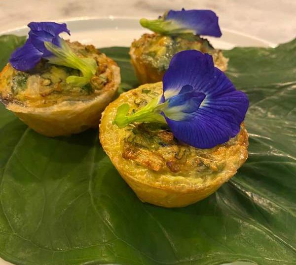Quiche com folhas de peixinho da horta e flores de feijão borboleta. Foto: Valéria Mariotti/Cortesia