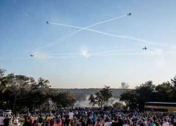 Apresentação nas Cataratas do Iguaçu em homenagem aos 150 anos de nascimento de Santos Dumont. Foto: Nilmar Fernando #FotoEquipeCataratas