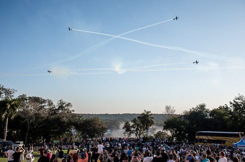 Apresentação nas Cataratas do Iguaçu em homenagem aos 150 anos de nascimento de Santos Dumont. Foto: Nilmar Fernando #FotoEquipeCataratas
