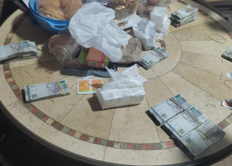 Essas fotos divulgadas pela PF e PRF mostram o que foi encontrado nas residências de alvos em Foz e São Paulo. Fotos: divulgação